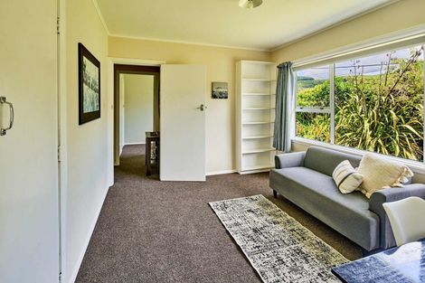 Photo of property in 13 Kereru Bend, Tawa, Wellington, 5028