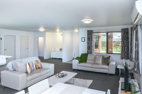 Photo of property in 8 Max Landing, Grandview Heights, Hamilton, 3200