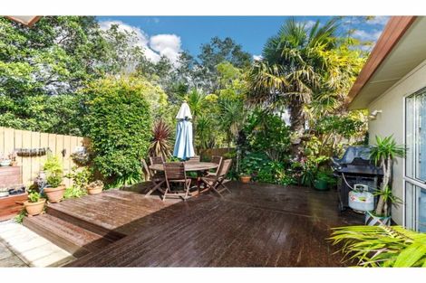 Photo of property in 22 Margaret Henry Crescent, Oteha, Auckland, 0632