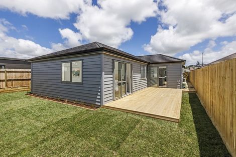 Photo of property in 33 Lumbarda Drive, Kumeu, 0810