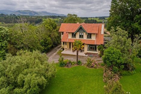 Photo of property in 2 Turitea Road, Fitzherbert, Palmerston North, 4472