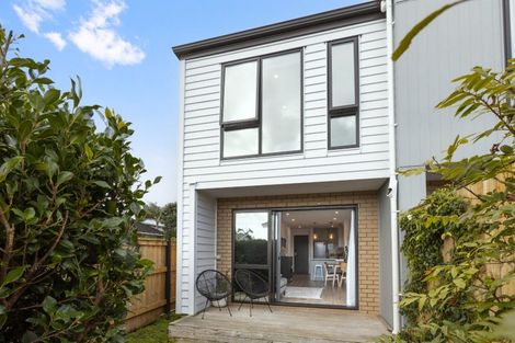 Photo of property in 1 Royal View Road, Te Atatu South, Auckland, 0610