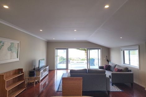 Photo of property in 184 Breaker Bay Road, Breaker Bay, Wellington, 6022