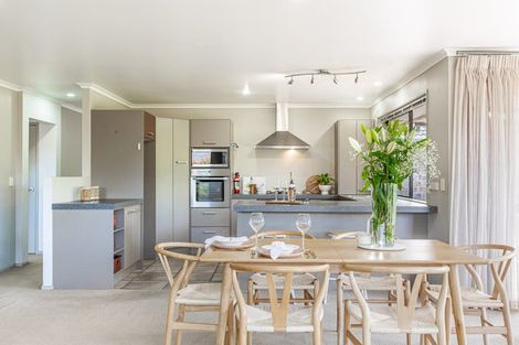 Photo of property in 10 Grassfield Place, Waimauku, 0812