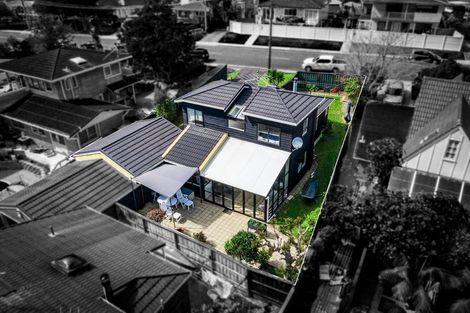 Photo of property in 2/25 Knights Road, Rothesay Bay, Auckland, 0630