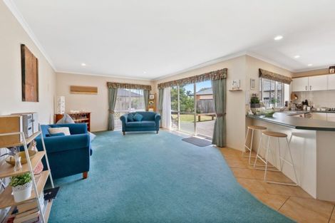 Photo of property in 13 Maghera Drive, East Tamaki Heights, Auckland, 2016