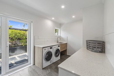 Photo of property in 9 Seymour Road, Mellons Bay, Auckland, 2014