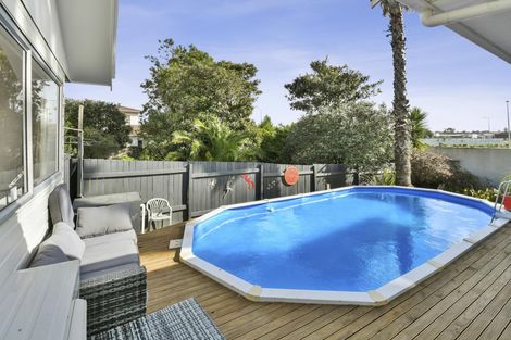 Photo of property in 44 Challen Close, Conifer Grove, Takanini, 2112