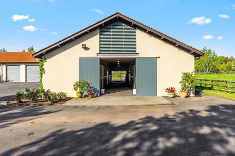 Photo of property in 744 Waitakere Road, Kumeu, 0891