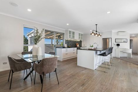 Photo of property in 1/4 Roberts Road, Matakatia, Whangaparaoa, 0930