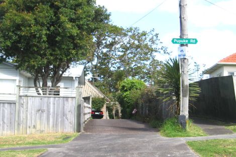 Photo of property in 2/17 Pupuke Road, Birkenhead, Auckland, 0627