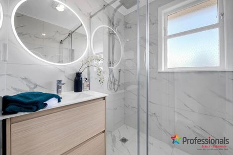 Photo of property in 5 Farnborough Crescent, Mangere, Auckland, 2022