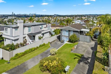 Photo of property in 1/64 Seaview Road, Castor Bay, Auckland, 0620