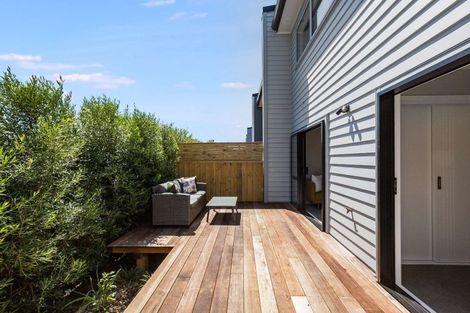 Photo of property in 2/7 Grays Road, Plimmerton, Porirua, 5026