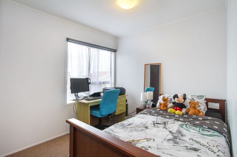 Photo of property in 1/6 Sovereign Place, Glenfield, Auckland, 0629