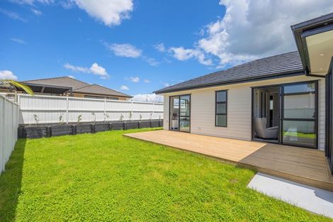 Photo of property in 14 Madden Avenue, Kumeu, 0810