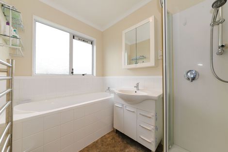 Photo of property in 6 Lyndale Place, Kelvin Grove, Palmerston North, 4414