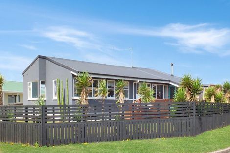 Photo of property in 22 Hennessy Street East, Foxton Beach, Foxton, 4815