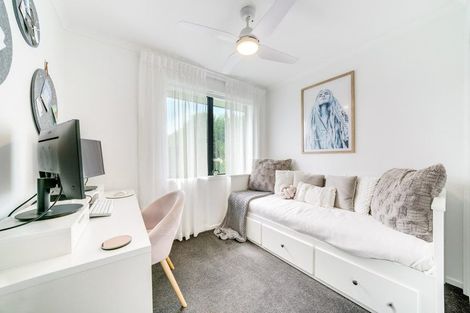 Photo of property in 42 Twin Parks Rise, Papakura, 2110