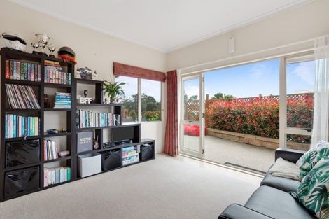 Photo of property in 8 Stonedge Lane, Rosedale, Auckland, 0632