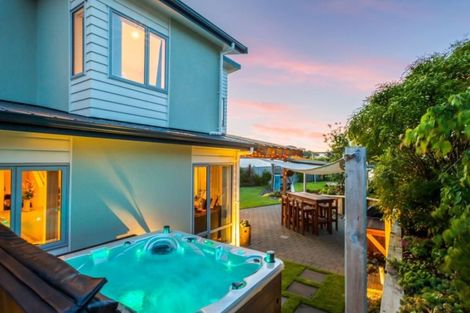 Photo of property in 6 Sumner Terrace, Aotea, Porirua, 5024