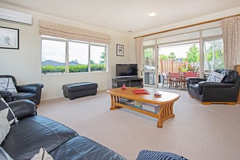 Photo of property in 4 Saltwood Street, Red Beach, 0932