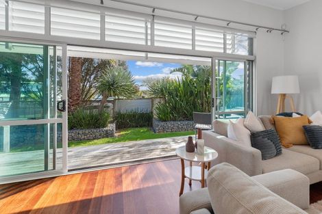 Photo of property in 2/2 Salem Place, Torbay, Auckland, 0630