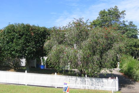 Photo of property in 15 Pokapu Street, Titirangi, Auckland, 0600