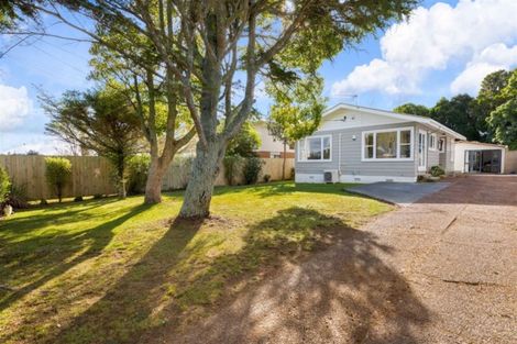 Photo of property in 17 Albert Road, Kelston, Auckland, 0602