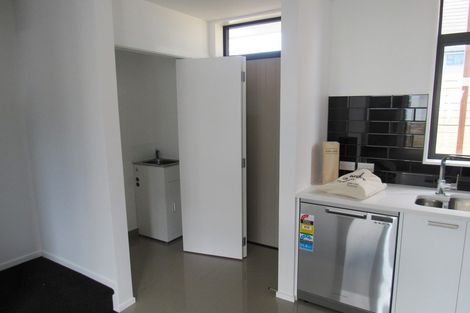 Photo of property in 3/15 Chivalry Road, Glenfield, Auckland, 0629