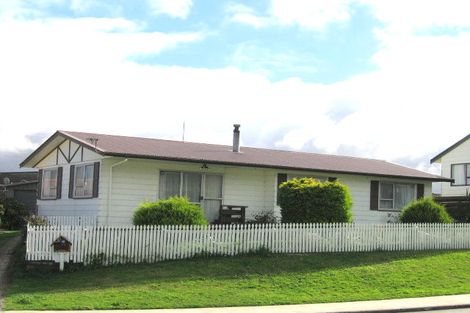 Photo of property in 77 Horokiwi Road West, Newlands, Wellington, 6037