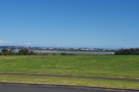 Photo of property in 10 Longbush Road, Te Atatu Peninsula, Auckland, 0610