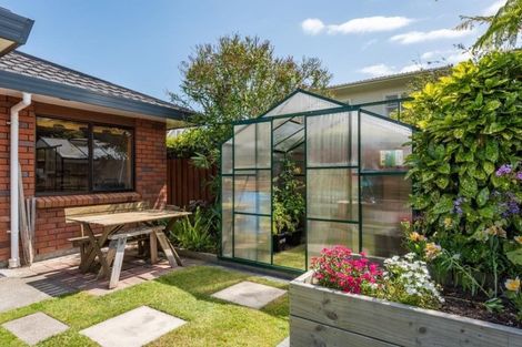 Photo of property in 2/10 Bellevue Road, Woburn, Lower Hutt, 5010