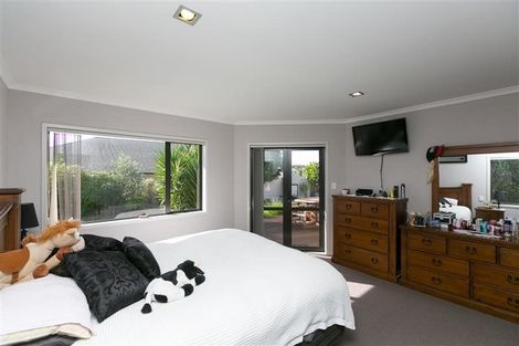 Photo of property in 21 Montrose Place, Highlands Park, New Plymouth, 4312