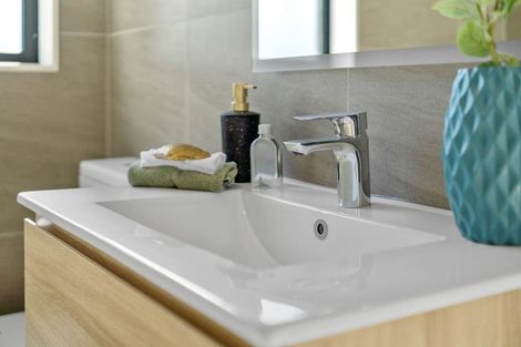 Photo of property in 8b Deuxberry Avenue, Northcote, Auckland, 0627