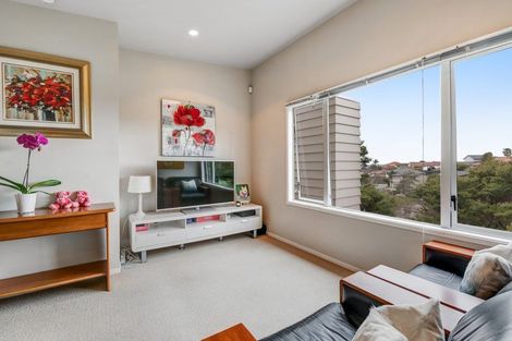 Photo of property in 15 Springwater Vale, Unsworth Heights, Auckland, 0632