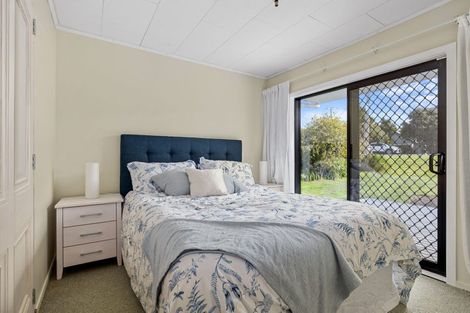Photo of property in 33 Pinedale Crescent, Riversdale Beach, Masterton, 5872