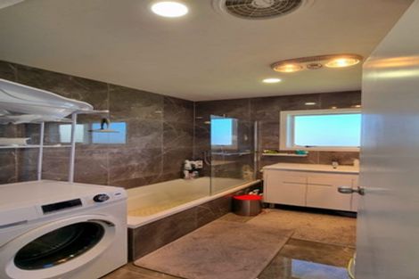 Photo of property in 1/8 Flaunty Place, West Harbour, Auckland, 0618