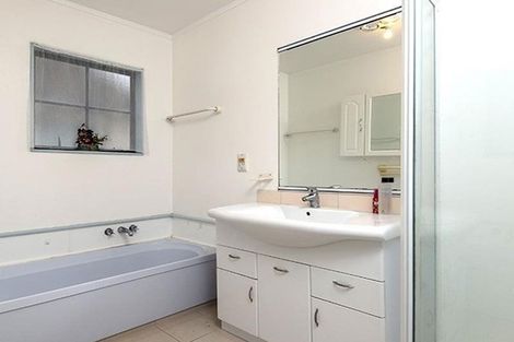 Photo of property in 2/16 De Quincey Terrace, Highland Park, Auckland, 2010