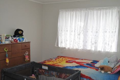 Photo of property in 2/11 Etherton Drive, Weymouth, Auckland, 2103