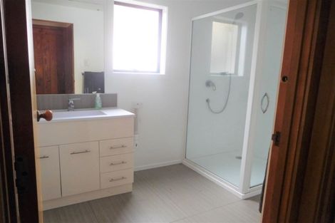 Photo of property in 28 Sunset Road, Unsworth Heights, Auckland, 0632