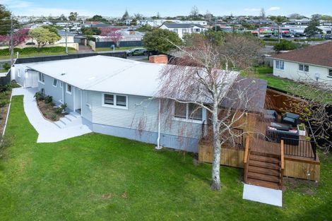 Photo of property in 1/222 Beach Haven Road, Beach Haven, Auckland, 0626