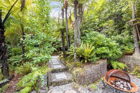Photo of property in 2 Lowry Heights, Stokes Valley, Lower Hutt, 5019