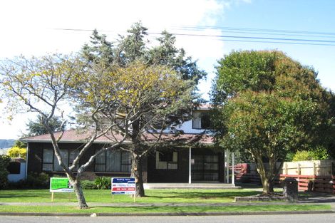 Photo of property in 64 Queenwood Road, Levin, 5510
