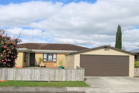 Photo of property in 8 Campbell Place, Papakura, 2110