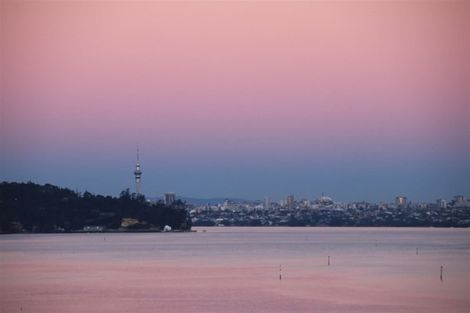 Photo of property in 10 Oakpark Place, West Harbour, Auckland, 0618