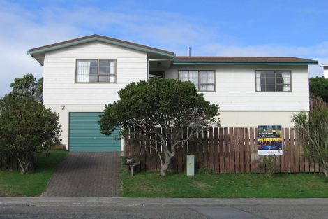 Photo of property in 76 Horokiwi Road West, Newlands, Wellington, 6037
