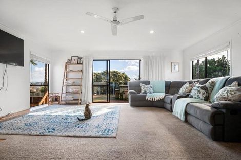 Photo of property in 2 Litchfield Place, Clarks Beach, 2122