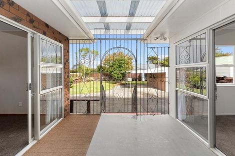 Photo of property in 27 Mackenzie Street, Te Atatu South, Auckland, 0610