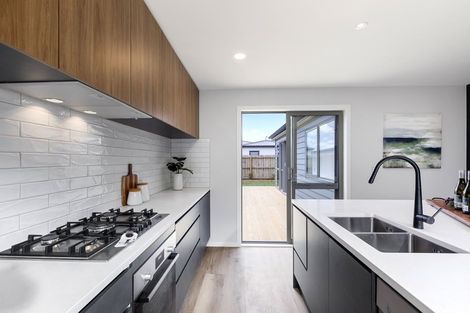 Photo of property in 33 Lumbarda Drive, Kumeu, 0810